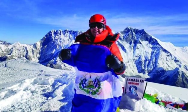 Alfa Karina Arrué conquista la cima del AmaDablam en el Himalaya