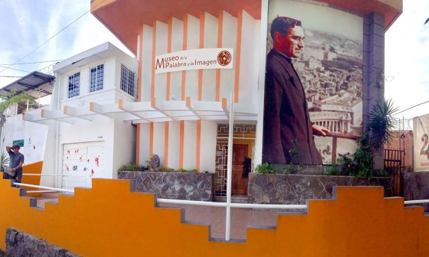 Un tesoro histórico llega al Museo de la Palabra y la Imagen de San Salvador: la biblioteca de Héctor Lindo